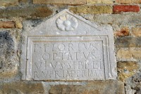 Chiesa di S. Maria in Muris, epigrafe funeraria romana sulla facciata della Chiesa.